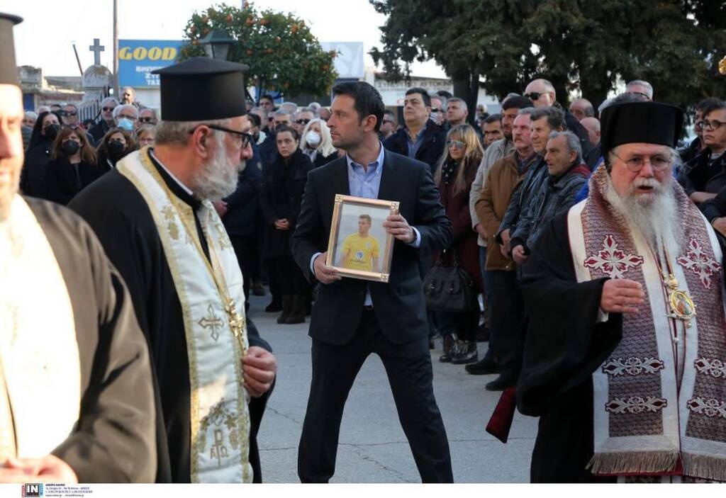 Τέμπη: Σπαρακτικές στιγμές στην κηδεία του 22χρονου ποδοσφαιριστή Ιορδάνη Αδαμάκη (video+photos)