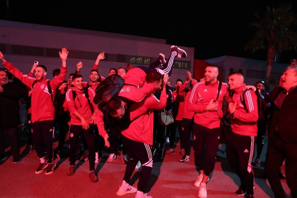 Ολυμπιακός: Χιλιάδες οπαδοί στου Ρέντη | Αποθέωση για τη νίκη επί της ΑΕΚ (photos)