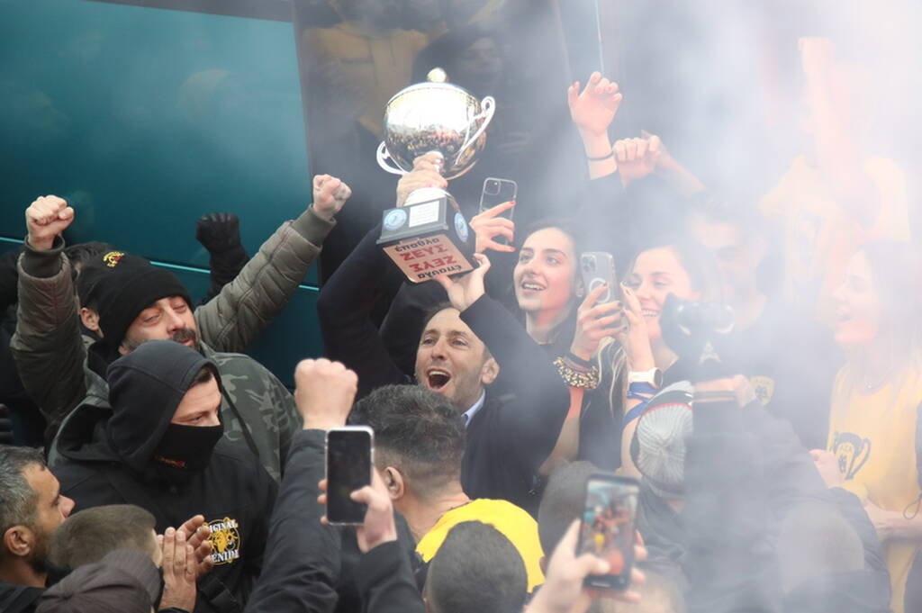 ΑΕΚ: Πανζουρλισμός στην υποδοχή των Κυπελλούχων (video+photos)