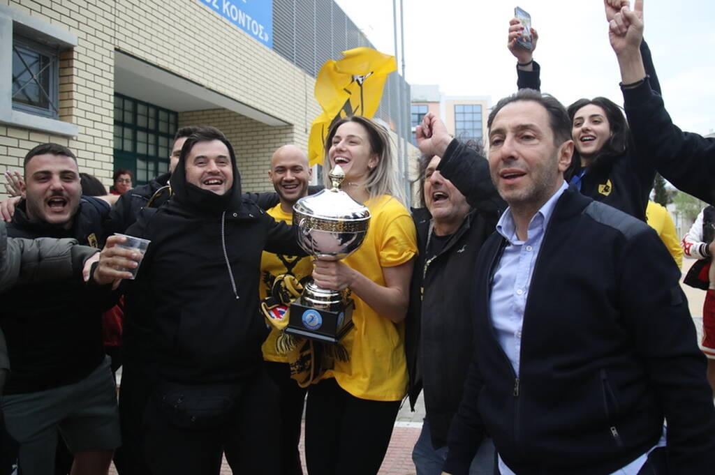 ΑΕΚ: Πανζουρλισμός στην υποδοχή των Κυπελλούχων (video+photos)