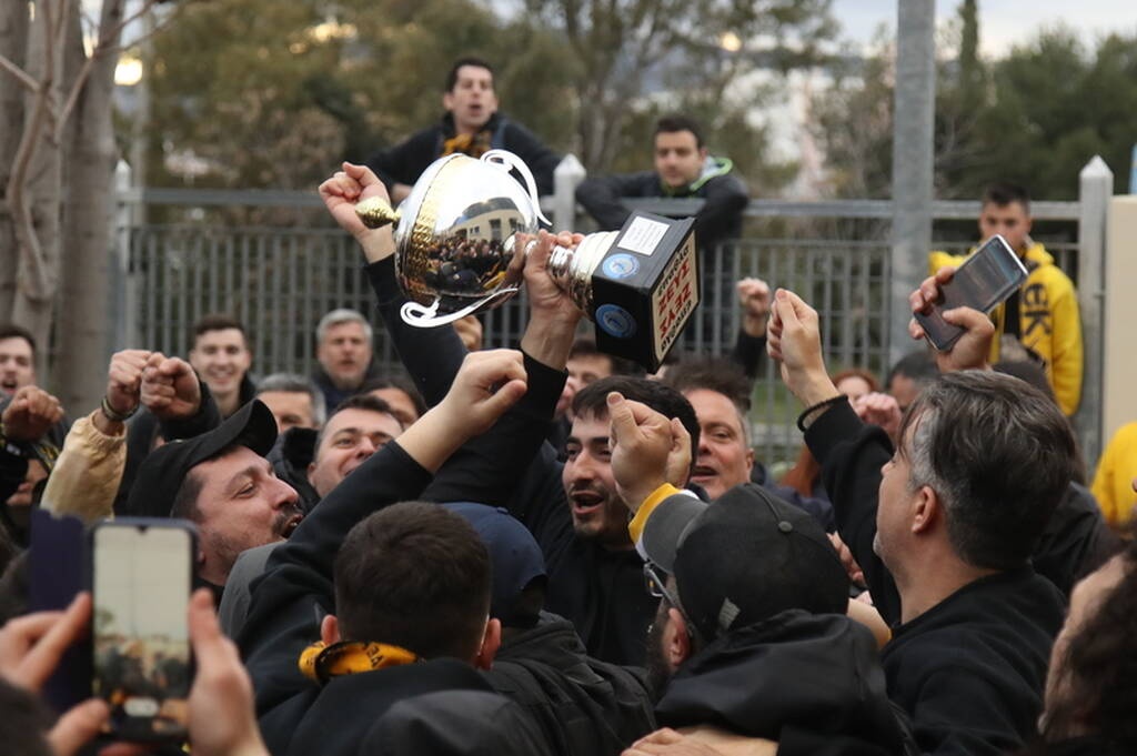 ΑΕΚ: Πανζουρλισμός στην υποδοχή των Κυπελλούχων (video+photos)