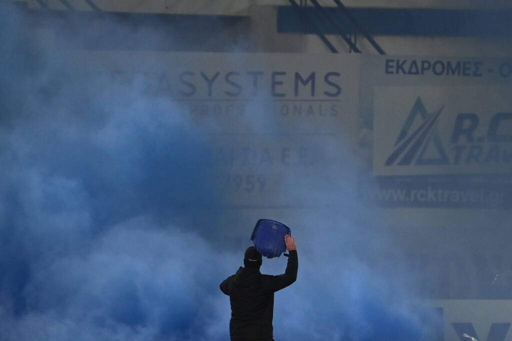 Ατρόμητος - Παναθηναϊκός: Σοβαρά επεισόδια στο Περιστέρι, διεκόπη το ματς - Οπαδός με πιστόλι!