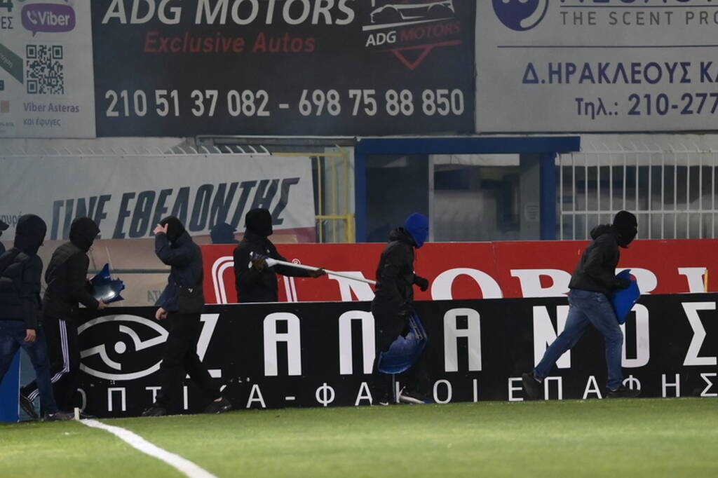 Ατρόμητος - Παναθηναϊκός: Σοβαρά επεισόδια στο Περιστέρι, διεκόπη το ματς - Οπαδός με πιστόλι!