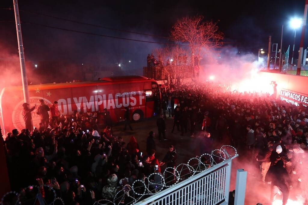 Ολυμπιακός: Χιλιάδες οπαδοί στου Ρέντη | Αποθέωση για τη νίκη επί της ΑΕΚ (photos)
