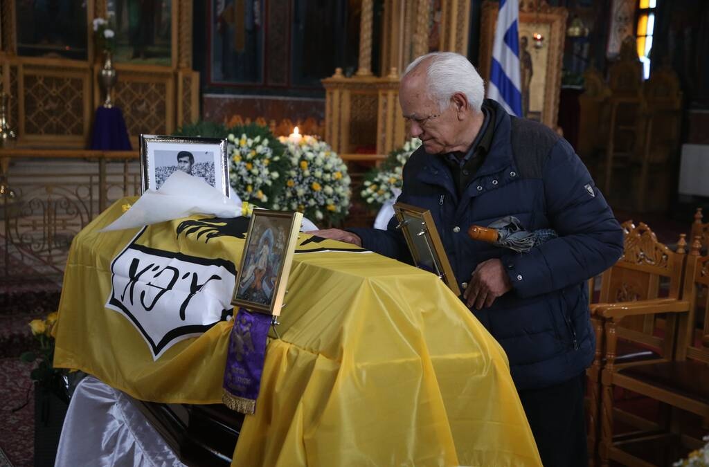 «Ράγισαν» και οι πέτρες με Νεστορίδη στο λαϊκό προσκύνημα του Μίμη Παπαϊωάννου (Video+Photos)