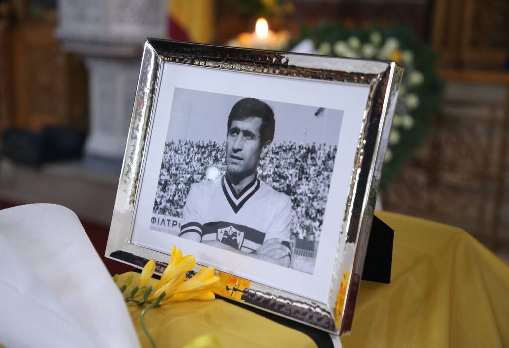 «Ράγισαν» και οι πέτρες με Νεστορίδη στο λαϊκό προσκύνημα του Μίμη Παπαϊωάννου (Video+Photos)