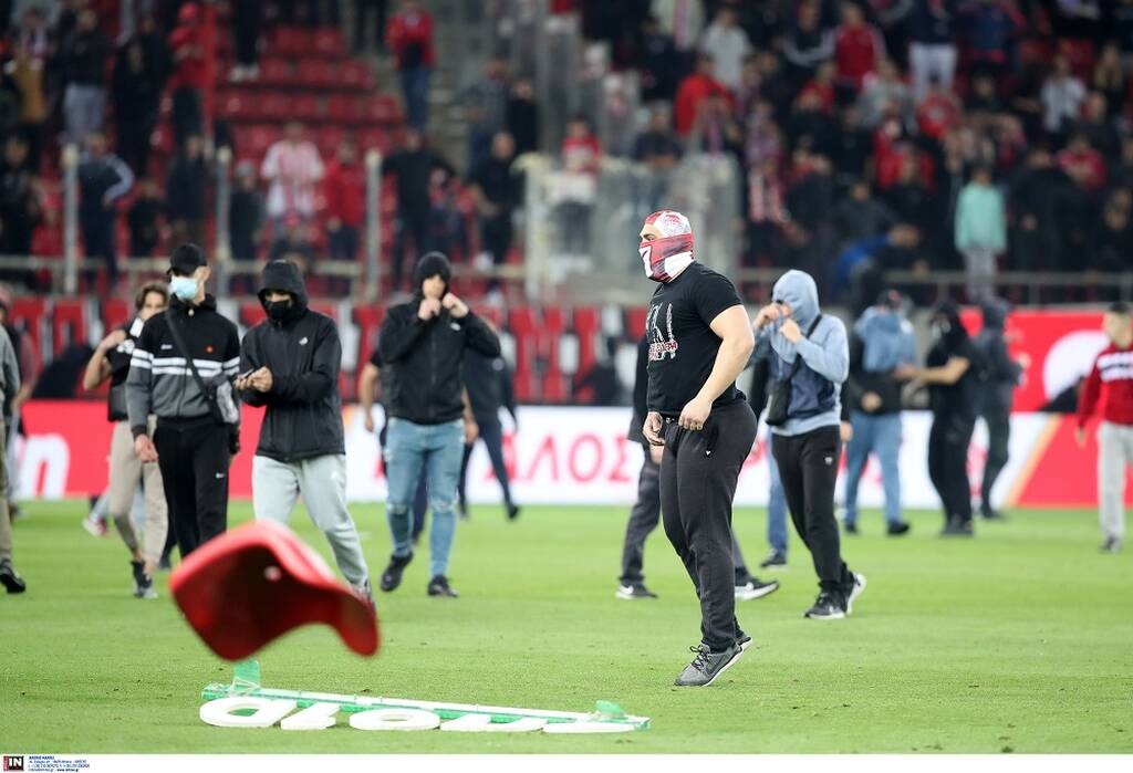 Ολυμπιακός – ΑΕΚ: Χαμός στο «Γ. Καραϊσκάκης» | «Ντου» οπαδών στο γήπεδο και χρήση χημικών