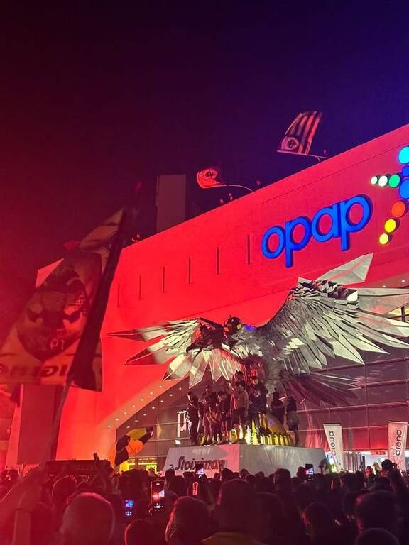 Άρης – ΑΕΚ: «Τρέλα» στα «κιτρινόμαυρα» αποδυτήρια – «Κάηκε» η Νέα Φιλαδέλφεια, στις 01:30 η άφιξη!