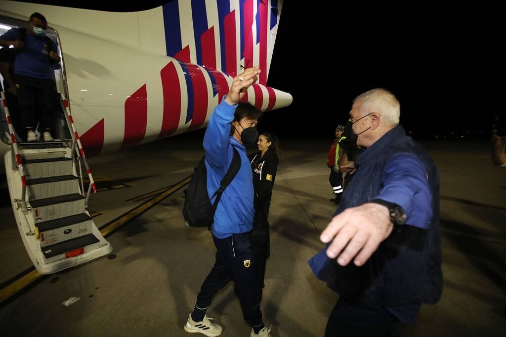 ΑΕΚ: Υποδοχή ηρώων στο «Ελ. Βενιζέλος» - Η αγκαλιά Μελισσανίδη σε Αλμέιδα (photos+videos)