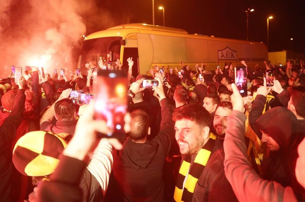 ΑΕΚ: Υποδοχή ηρώων στο «Ελ. Βενιζέλος» - Η αγκαλιά Μελισσανίδη σε Αλμέιδα (photos+videos)