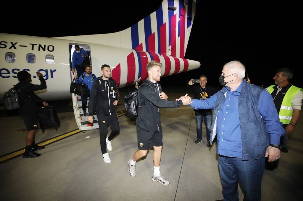 ΑΕΚ: Υποδοχή ηρώων στο «Ελ. Βενιζέλος» - Η αγκαλιά Μελισσανίδη σε Αλμέιδα (photos+videos)