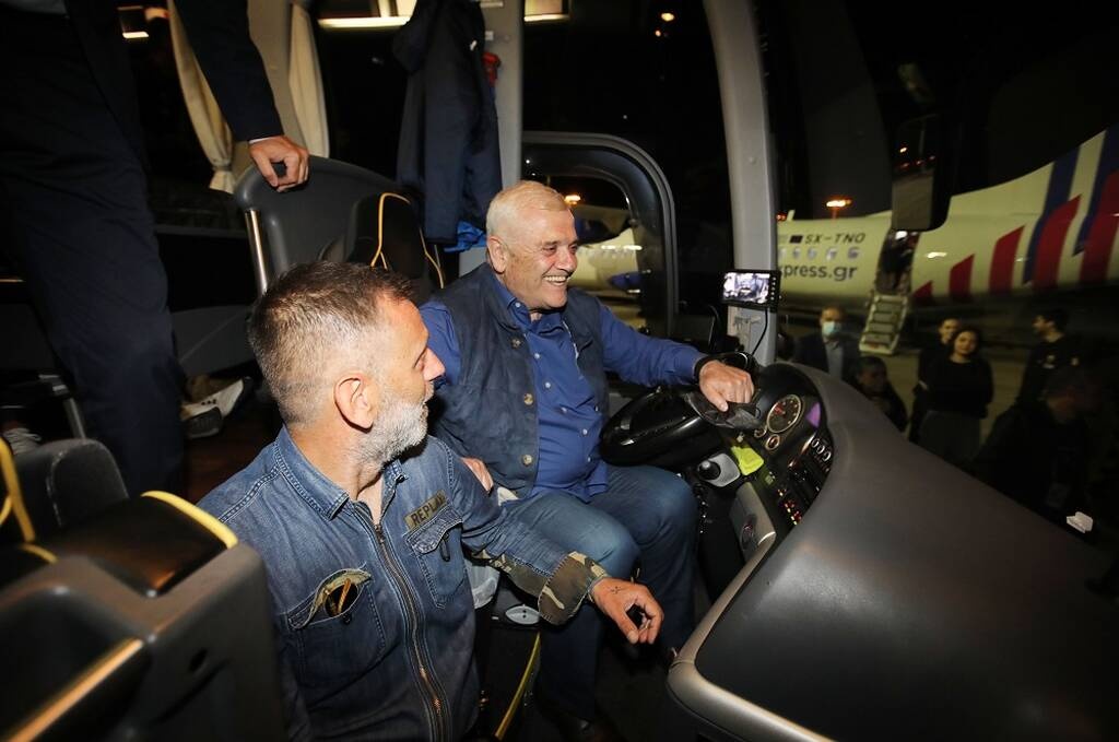 ΑΕΚ: Υποδοχή ηρώων στο «Ελ. Βενιζέλος» - Η αγκαλιά Μελισσανίδη σε Αλμέιδα (photos+videos)