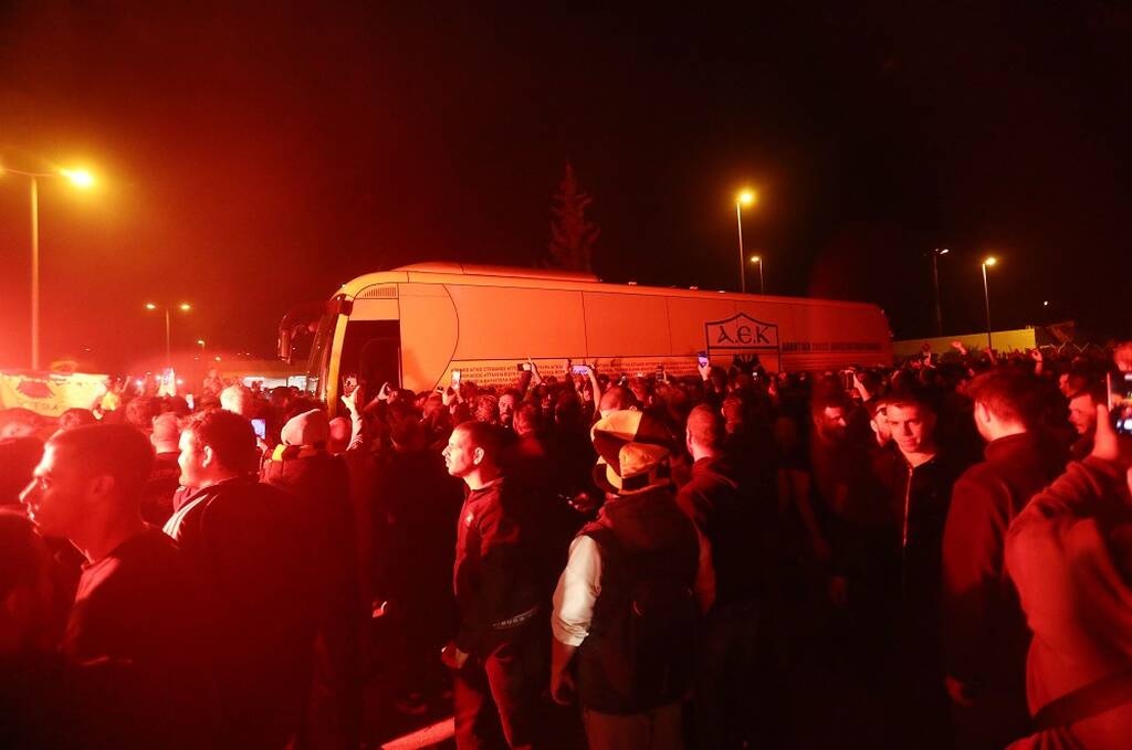 ΑΕΚ: Υποδοχή ηρώων στο «Ελ. Βενιζέλος» - Η αγκαλιά Μελισσανίδη σε Αλμέιδα (photos+videos)