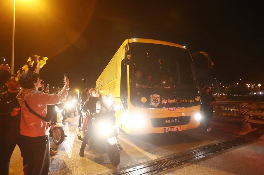 ΑΕΚ: Υποδοχή ηρώων στο «Ελ. Βενιζέλος» - Η αγκαλιά Μελισσανίδη σε Αλμέιδα (photos+videos)