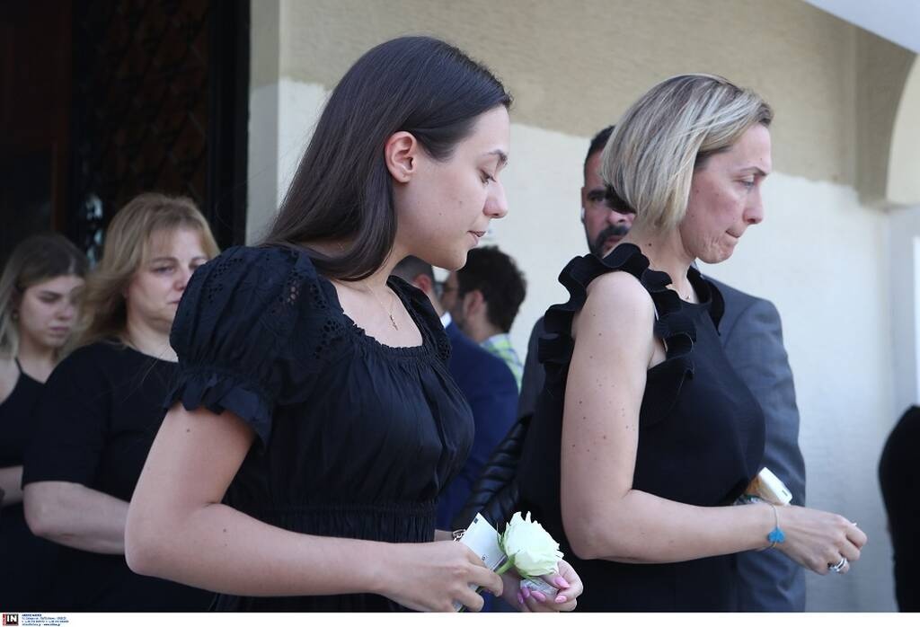 Τελευταίο αντίο στον Γιώργο Γεωργίου - Συντετριμμένες η σύζυγος και η κόρη του