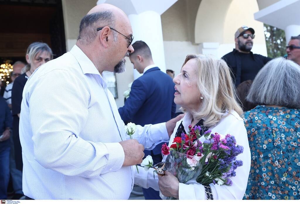 Τελευταίο αντίο στον Γιώργο Γεωργίου - Συντετριμμένες η σύζυγος και η κόρη του