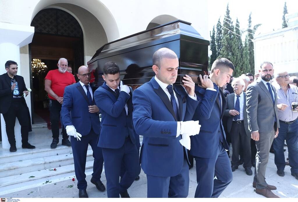 Τελευταίο αντίο στον Γιώργο Γεωργίου - Συντετριμμένες η σύζυγος και η κόρη του