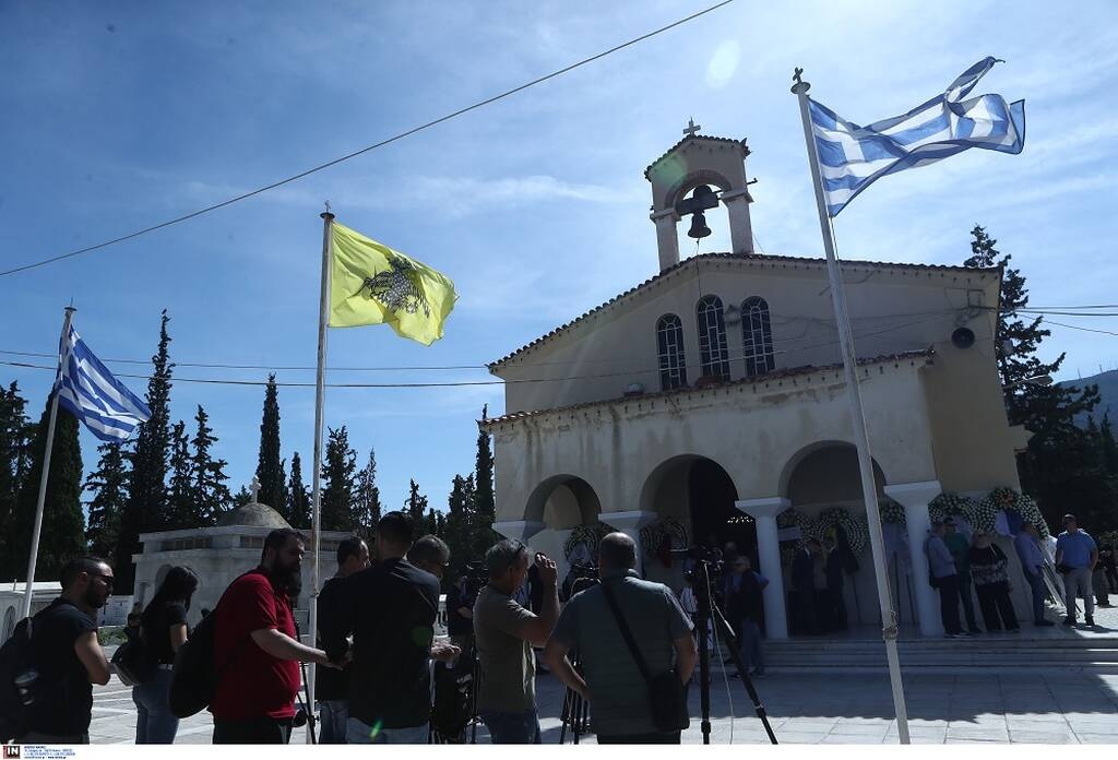 Τελευταίο αντίο στον Γιώργο Γεωργίου - Συντετριμμένες η σύζυγος και η κόρη του