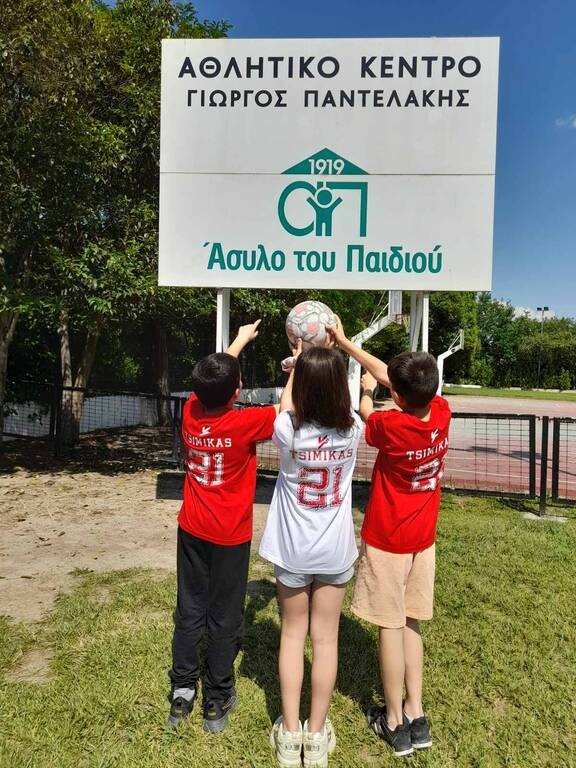 H Novibet υποστηρίζει το «Άσυλο του Παιδιού» με τη δωρεά ειδών ένδυσης από το brand του Τσιμίκα