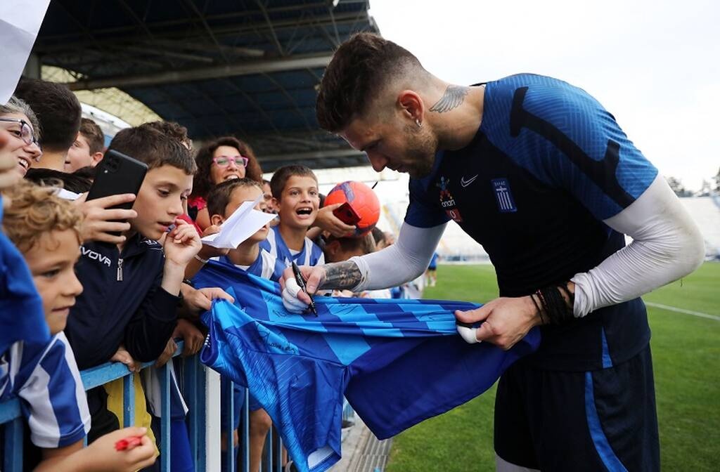 Προκριματικά Euro 2024: «Γεμάτη» παιδικά χαμόγελα η προπόνηση της Εθνικής - Ατομικό για δύο παίκτες