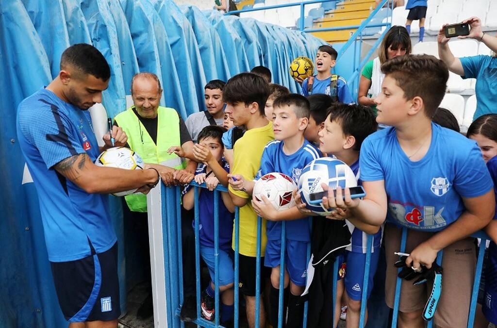 Προκριματικά Euro 2024: «Γεμάτη» παιδικά χαμόγελα η προπόνηση της Εθνικής - Ατομικό για δύο παίκτες