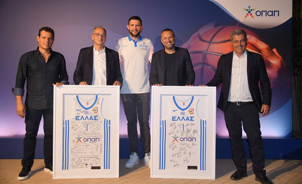 Δημήτρης Ιτούδης, προπονητής της Εθνικής Ομάδας Μπάσκετ, Βαγγέλης Λιόλιος, Πρόεδρος ΕΟΚ, Κώστας Παπανικολάου, αρχηγός της Εθνικής Ομάδας Μπάσκετ, Γιάννης Ρόκκας Chief Marketing Officer του ΟΠΑΠ, Οδυσσέας Χριστοφόρου, Αναπληρωτής Διευθύνων Σύμβουλος του