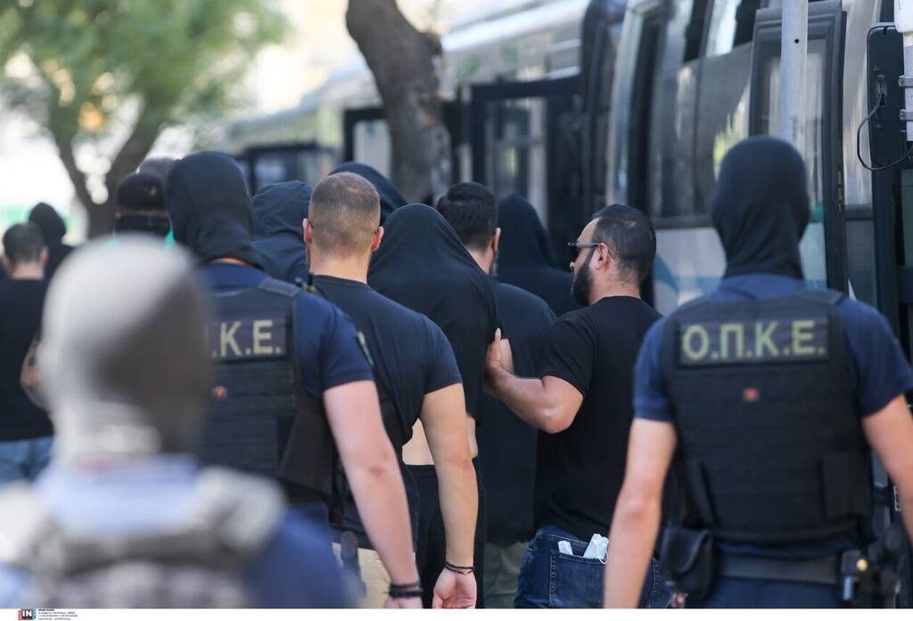 Νέα Φιλαδέλφεια: Οργή λαού έξω από την Εισαγγελία για τους χούλιγκαν - «Το φάγατε το παιδί»