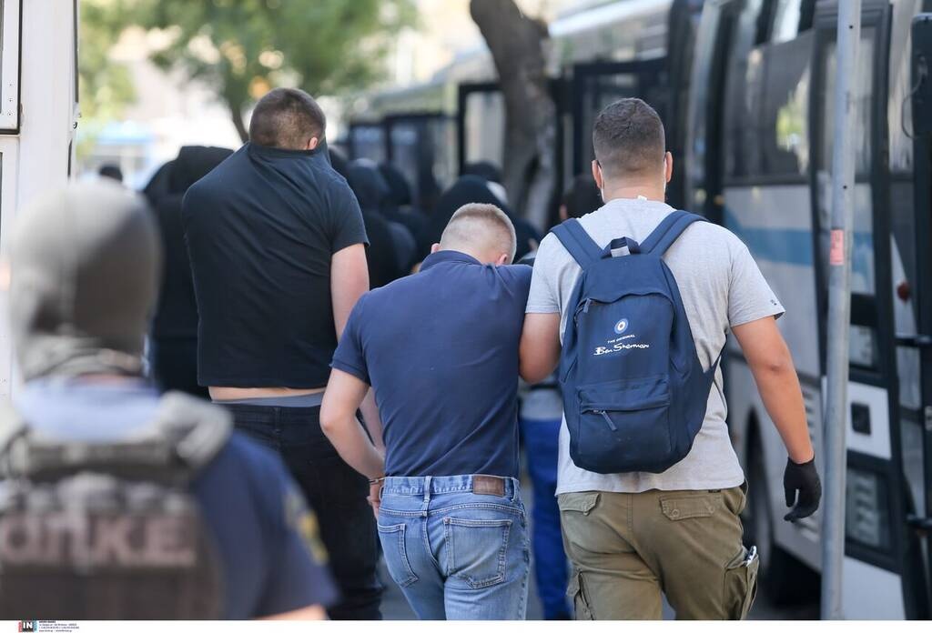 Νέα Φιλαδέλφεια: Οργή λαού έξω από την Εισαγγελία για τους χούλιγκαν - «Το φάγατε το παιδί»