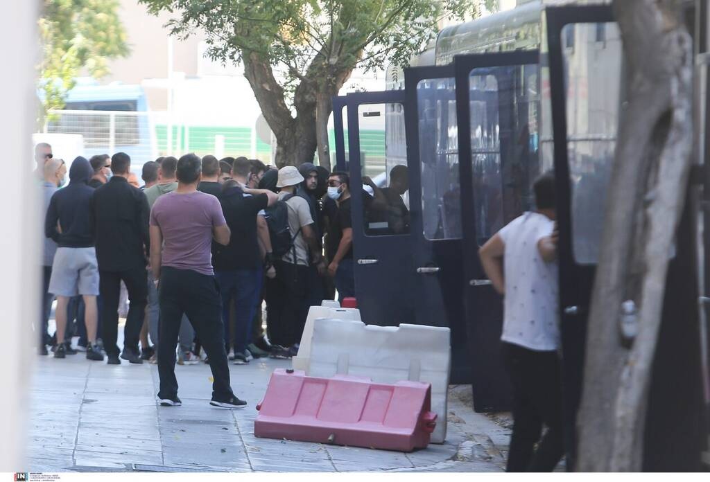 Νέα Φιλαδέλφεια: Οργή λαού έξω από την Εισαγγελία για τους χούλιγκαν - «Το φάγατε το παιδί»