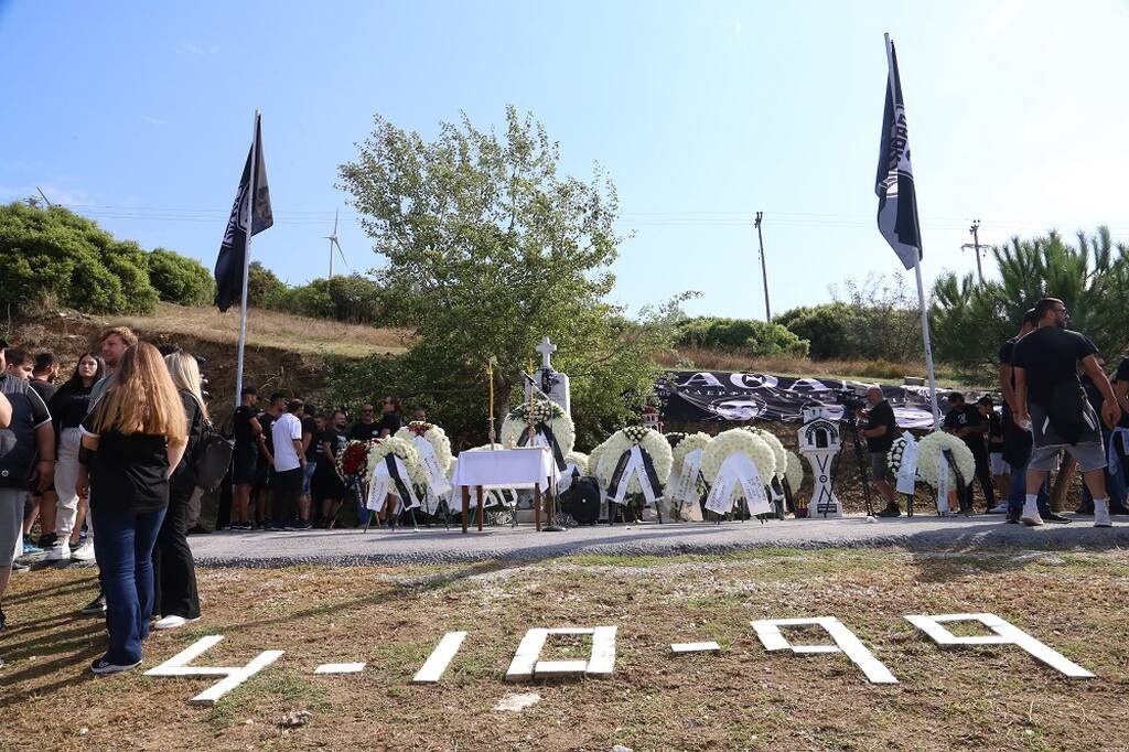 ΠΑΟΚ: Το ετήσιο μνημόσυνο για τους έξι φίλους του στα Τέμπη – «Αδέρφια, ζείτε…»