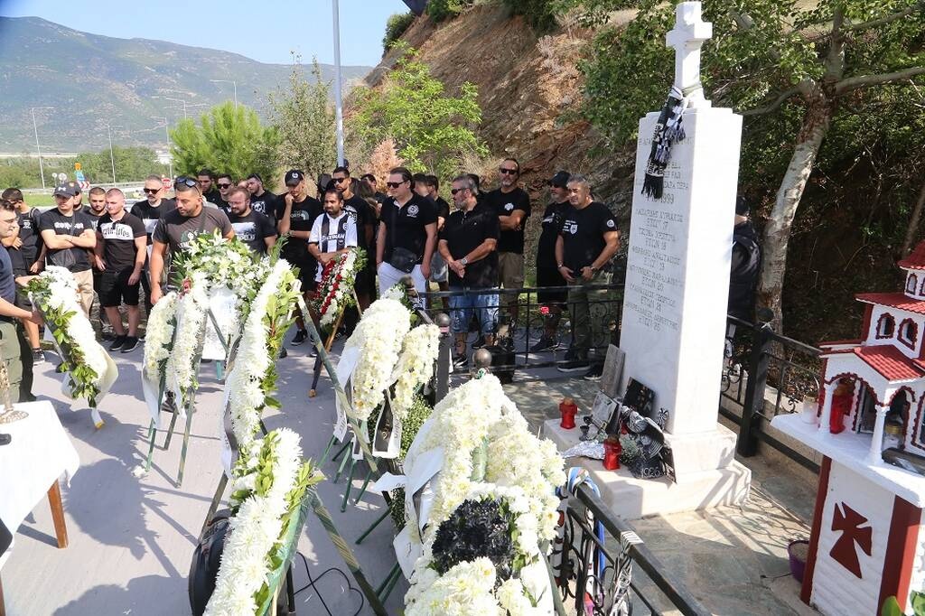 ΠΑΟΚ: Το ετήσιο μνημόσυνο για τους έξι φίλους του στα Τέμπη – «Αδέρφια, ζείτε…»