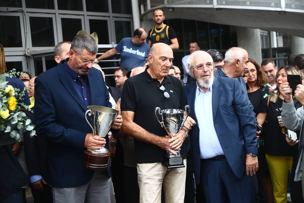 Πλήθος κόσμου στο λαϊκό προσκύνημα του Γιάννη Ιωαννίδη – Παρών και ο Γκάλης (Photos)