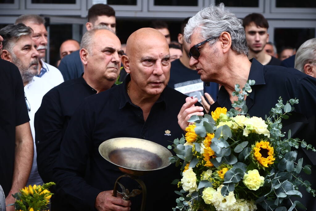 Πλήθος κόσμου στο λαϊκό προσκύνημα του Γιάννη Ιωαννίδη – Παρών και ο Γκάλης (Photos)