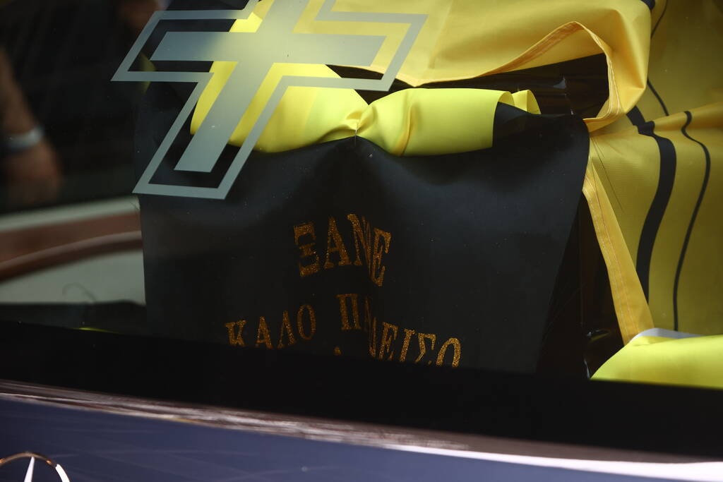 Πλήθος κόσμου στο λαϊκό προσκύνημα του Γιάννη Ιωαννίδη – Παρών και ο Γκάλης (Photos)