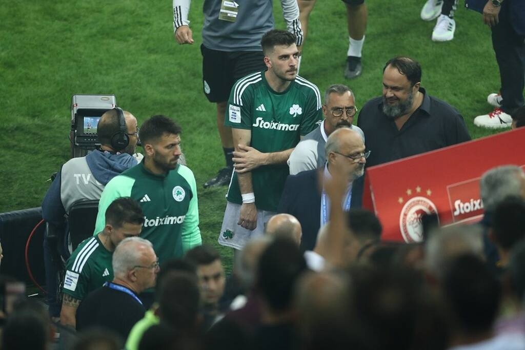 Ολυμπιακός-Παναθηναϊκός: Διακοπή στο ντέρμπι - Αποχώρησε το Τριφύλλι μετά από κροτίδα στον Χουάνκαρ