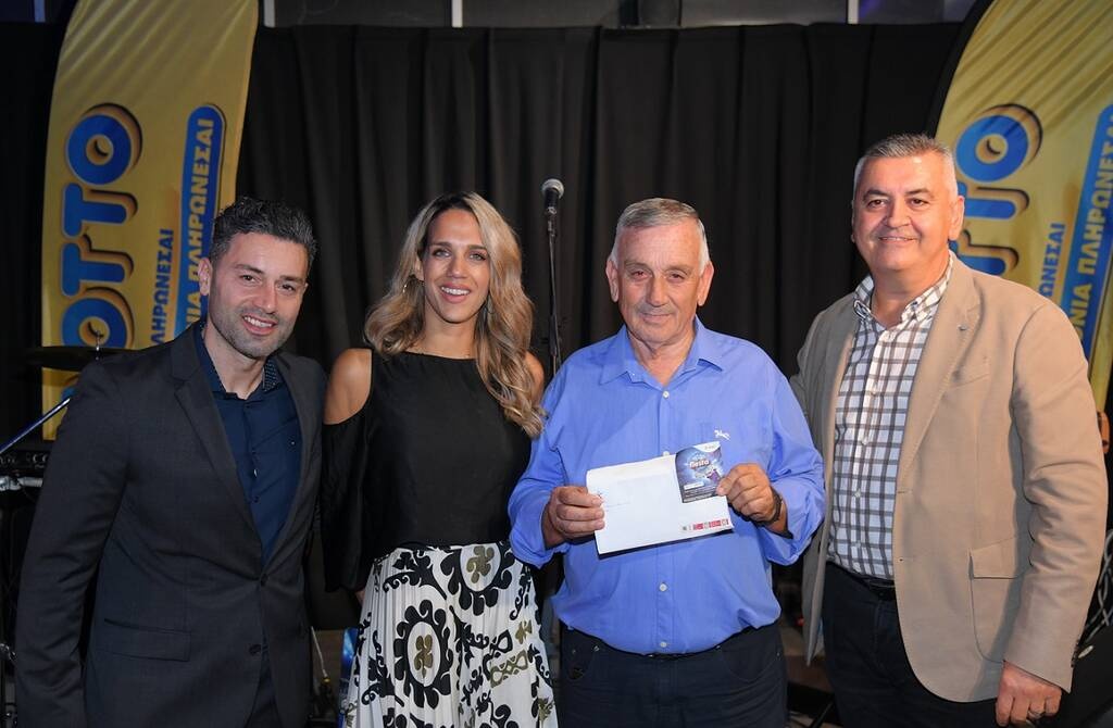 Ο νικητής της κλήρωσης, Πέτρος Τ., με τον ιδιοκτήτη του καταστήματος ΟΠΑΠ, Δημήτρη Τζιμούρτο, τον Area Sales Manager του ΟΠΑΠ, Τραϊανό Αλεξίου και την Βικτώρια Βλασοπούλου από την ομάδα του ΟΠΑΠ.