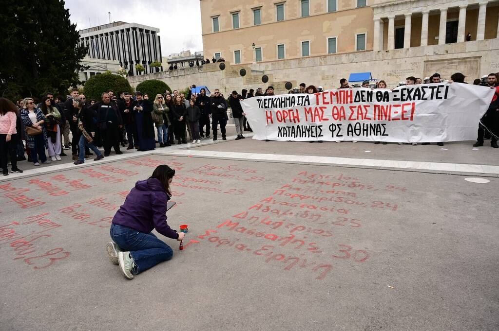 Τέμπη: Με κόκκινη μπογιά τα 57 ονόματα στην πλατεία Συντάγματος [pics]