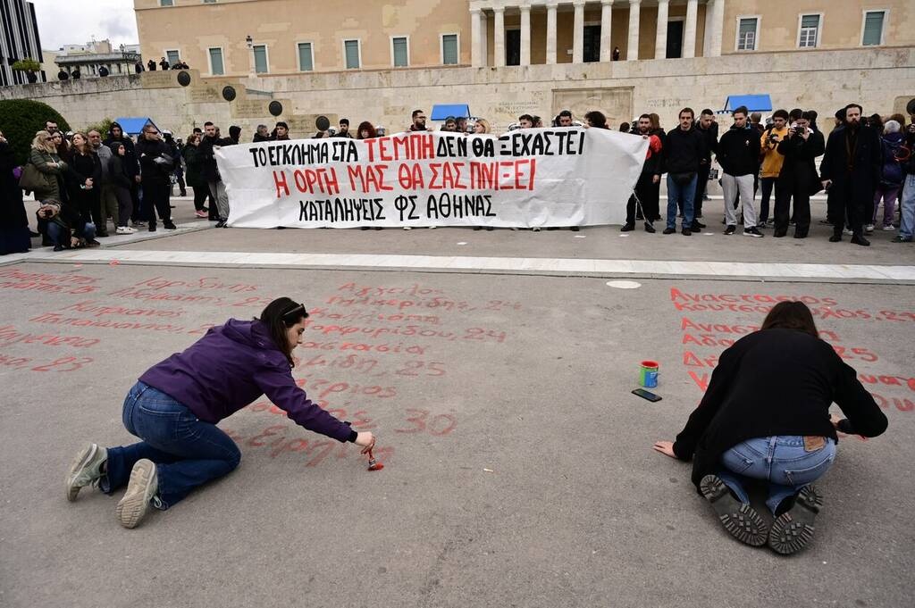 Τέμπη: Με κόκκινη μπογιά τα 57 ονόματα στην πλατεία Συντάγματος [pics]