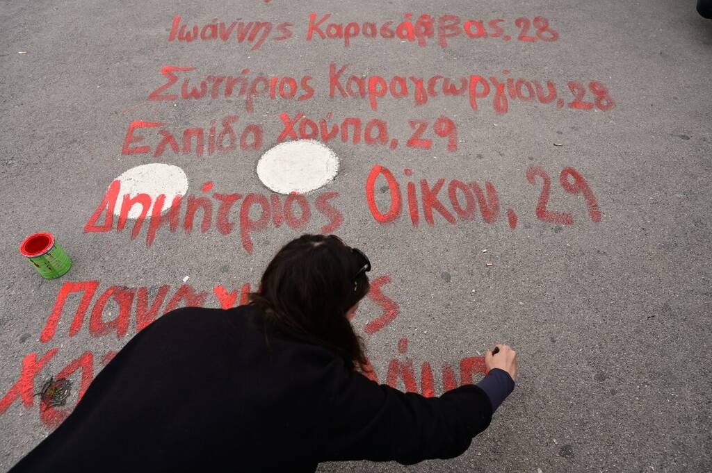 Τέμπη: Με κόκκινη μπογιά τα 57 ονόματα στην πλατεία Συντάγματος [pics]