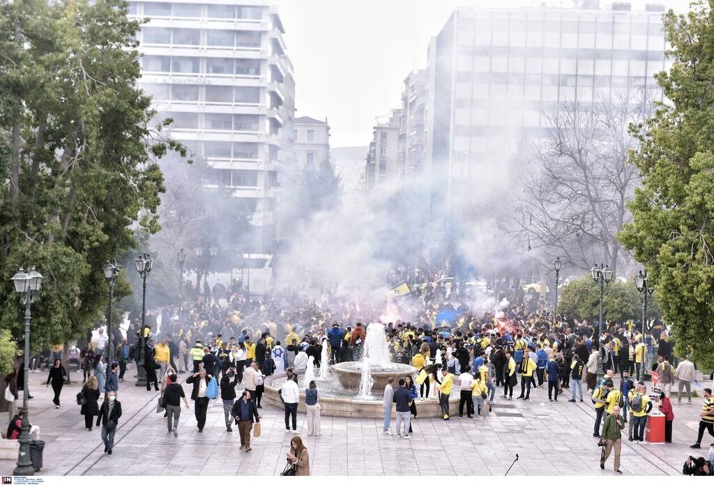 Σοβαρά επεισόδια στο Σύνταγμα με οπαδούς της Μακάμπι Τελ Αβίβ - Σκληρό video με ξυλοδαρμό αλλοδαπού