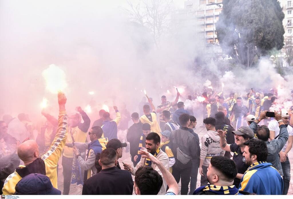 Σοβαρά επεισόδια στο Σύνταγμα με οπαδούς της Μακάμπι Τελ Αβίβ - Σκληρό video με ξυλοδαρμό αλλοδαπού