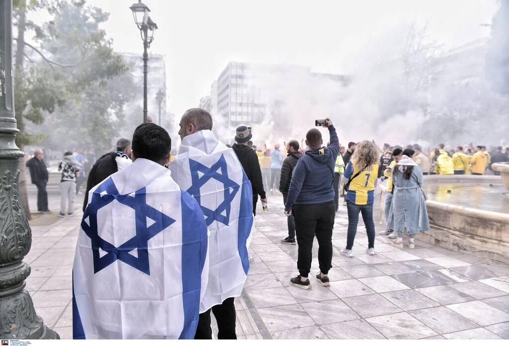 Σοβαρά επεισόδια στο Σύνταγμα με οπαδούς της Μακάμπι Τελ Αβίβ - Σκληρό video με ξυλοδαρμό αλλοδαπού