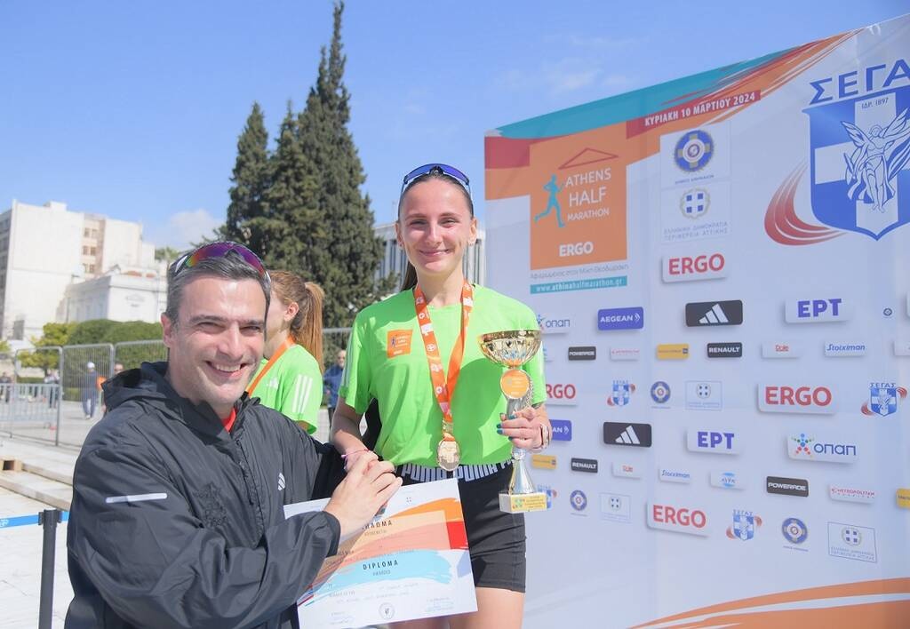 Ο Chief Operations Officer του ΟΠΑΠ, Ματθαίος Ματθαίου, βραβεύει την αθλήτρια που τερμάτισε 3η στις γυναίκες στα 5χλμ ΟΠΑΠ