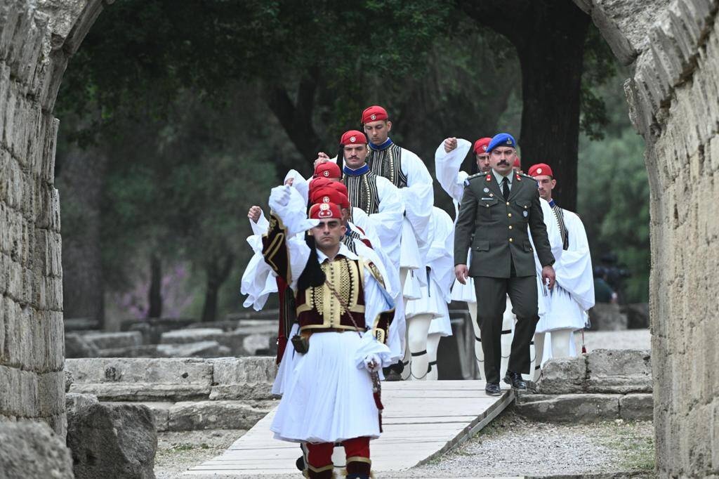 Η Ολυμπιακή Φλόγα άναψε στην Αρχαία Ολυμπία για το Παρίσι - Πρώτος Λαμπαδηδρόμος ο Ντούσκος