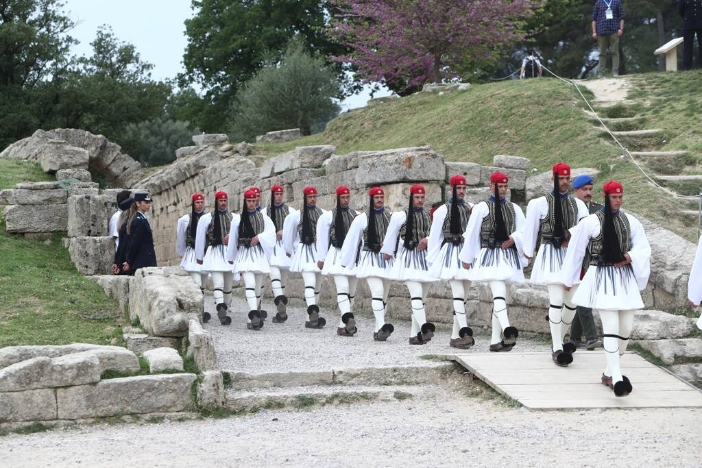 Η Ολυμπιακή Φλόγα άναψε στην Αρχαία Ολυμπία για το Παρίσι - Πρώτος Λαμπαδηδρόμος ο Ντούσκος