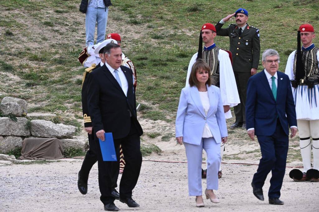Η Ολυμπιακή Φλόγα άναψε στην Αρχαία Ολυμπία για το Παρίσι - Πρώτος Λαμπαδηδρόμος ο Ντούσκος