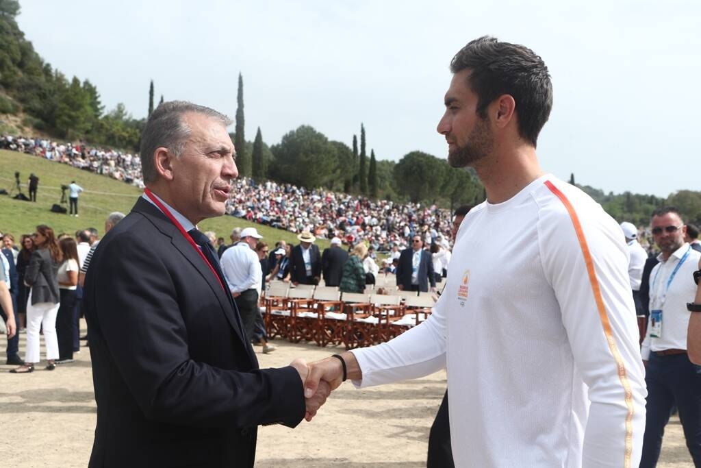 Η Ολυμπιακή Φλόγα άναψε στην Αρχαία Ολυμπία για το Παρίσι - Πρώτος Λαμπαδηδρόμος ο Ντούσκος