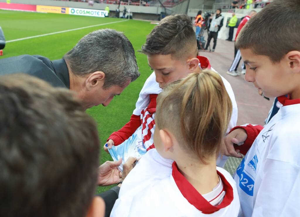 Ολυμπιακός – ΠΑΟΚ: Μοίρασε αυτόγραφα σε πιτσιρίκια ο Λουτσέσκου