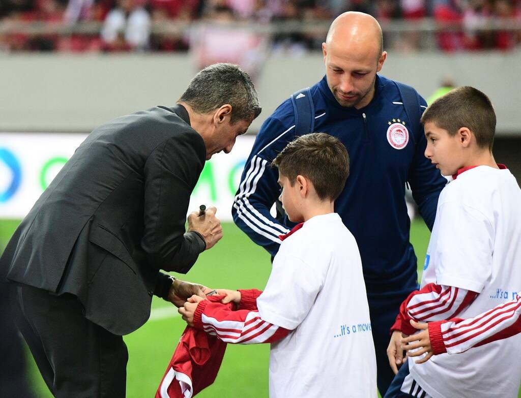 Ολυμπιακός – ΠΑΟΚ: Μοίρασε αυτόγραφα σε πιτσιρίκια ο Λουτσέσκου