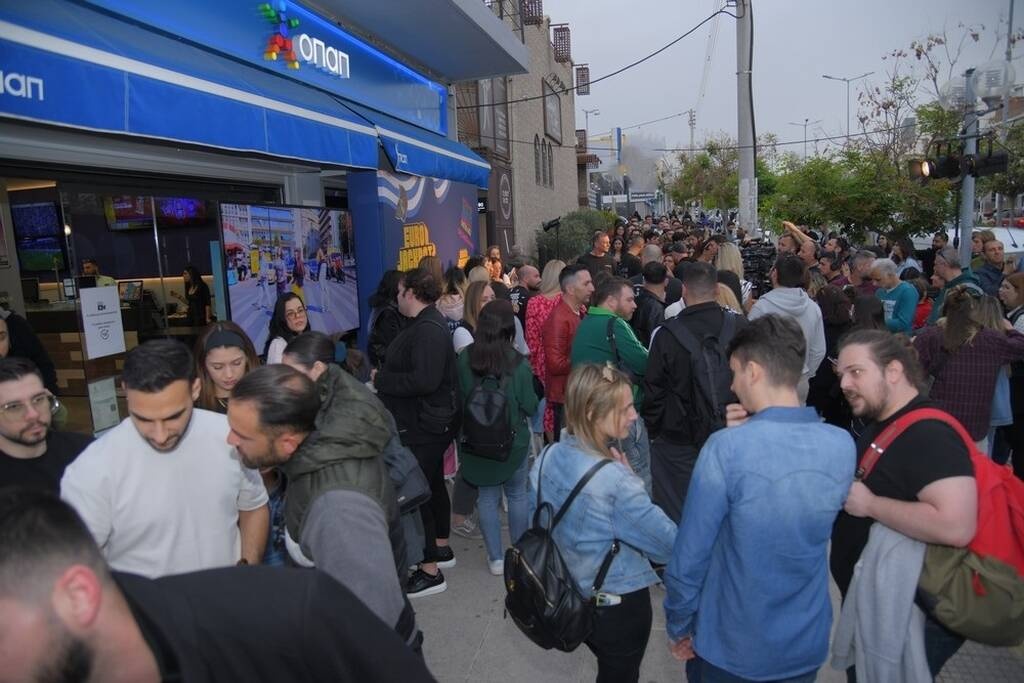 Πλήθος κόσμου βρέθηκε στο κατάστημα ΟΠΑΠ στο Αιγάλεω για να δει τη Μαρίνα Σάττι
